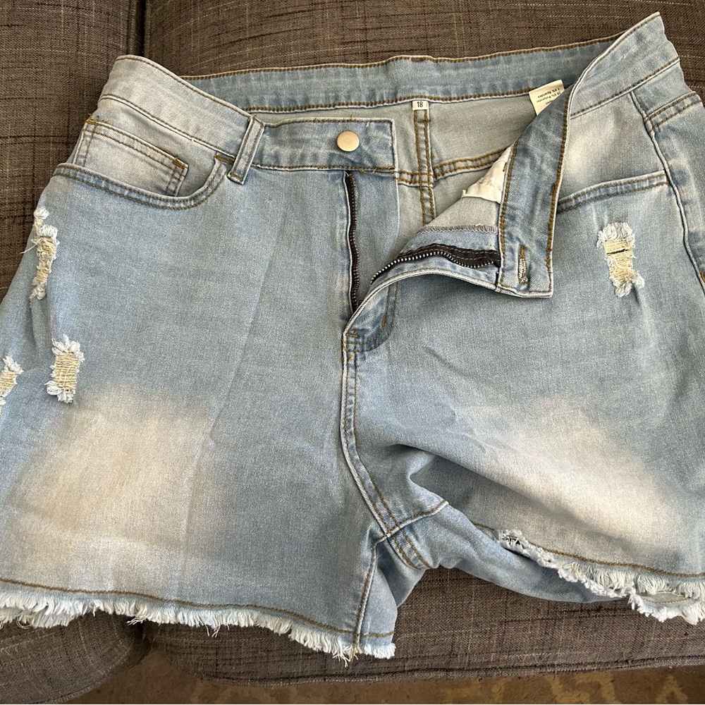 LIKE NEW PLUS SIZE DENIM SHORTS Ritera Size 18